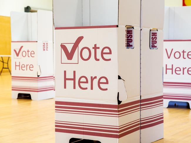 Voting at Logan City Council elections at Daisy Hill State School at 3.00pm, Saturday, March 28, 2020 (AAP Image/Richard Walker)