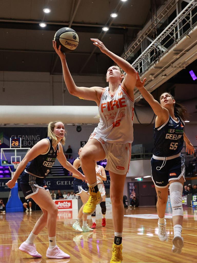 GEELONG, AUSTRALIA - OCTOBER 30: Lauren Cox of the Townsville Fire drives to the basket during the round one WNBL match between Geelong United and Townsville Fire at The Geelong Arena, on October 30, 2024, in Geelong, Australia. (Photo by Kelly Defina/Getty Images)