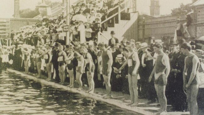 Richmond baths on Carnival Day, 1912. Source Victorian Places John Young Collection