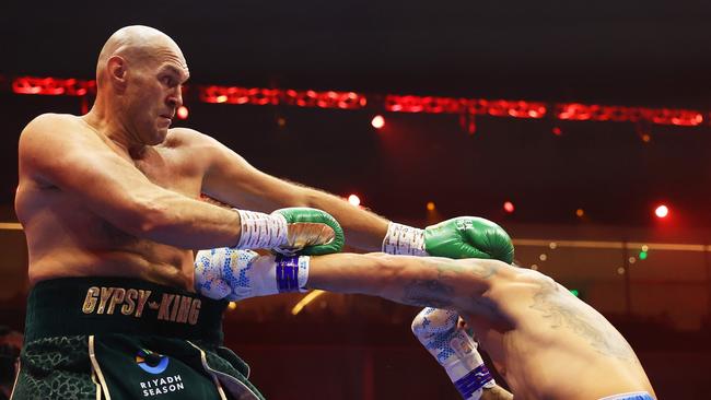 Tyson Fury showing his reach advantage. Photo by Richard Pelham/Getty Images)