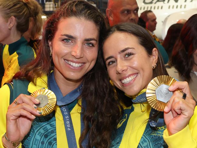 The Daily telegraph. 14.8.2024 Sisters Noemie and Jess Fox. OLYMPICS: Australian Team Arrival - Sydney  Picture: Rohan Kelly