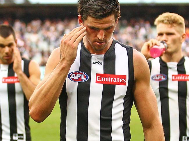 MELBOURNE, AUSTRALIA - MAY 07: Scott Pendlebury of the Magpies leads the Magpies from the field after losing the round seven AFL match between the Collingwood Magpies and the Carlton Blues at Melbourne Cricket Ground on May 7, 2016 in Melbourne, Australia. (Photo by Scott Barbour/Getty Images)