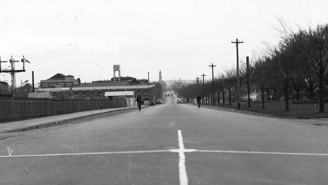 A robbery scene at Darling Gardens, Hoddle St in the 1930s.