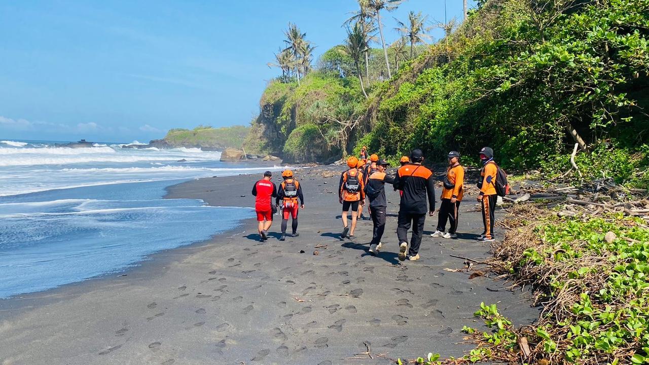 Rescuers combed the beach and sea during the search effort. Picture: Denpasar Search and Rescue Office.