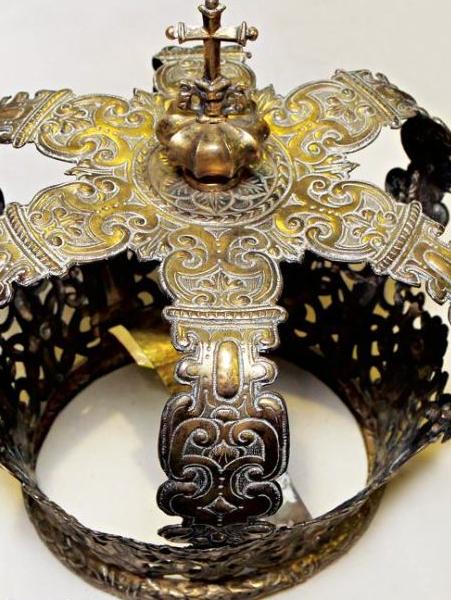 Because every ‘prince’ needs a crown: Another lavish product he owned. Pics: Steve Pohlner