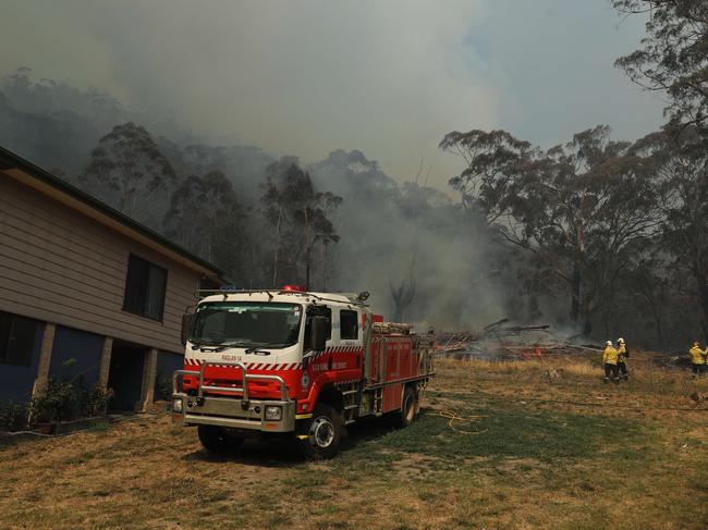 RFS fire crews working to save properties on Ivatt St in Cobar Park near Lithgow today as the bushfires continue to burn. Picture: Tim Hunter.