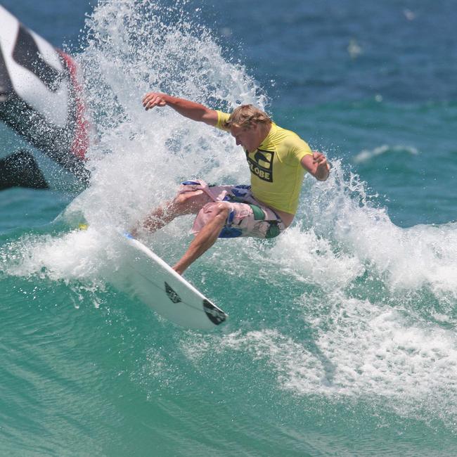 Pic /Surfing /Queensland /Media : Shannon Pollard of /Gold /Coast during Globe Teams Challenge 25 Nov 2006 at Narrowneck Beach,