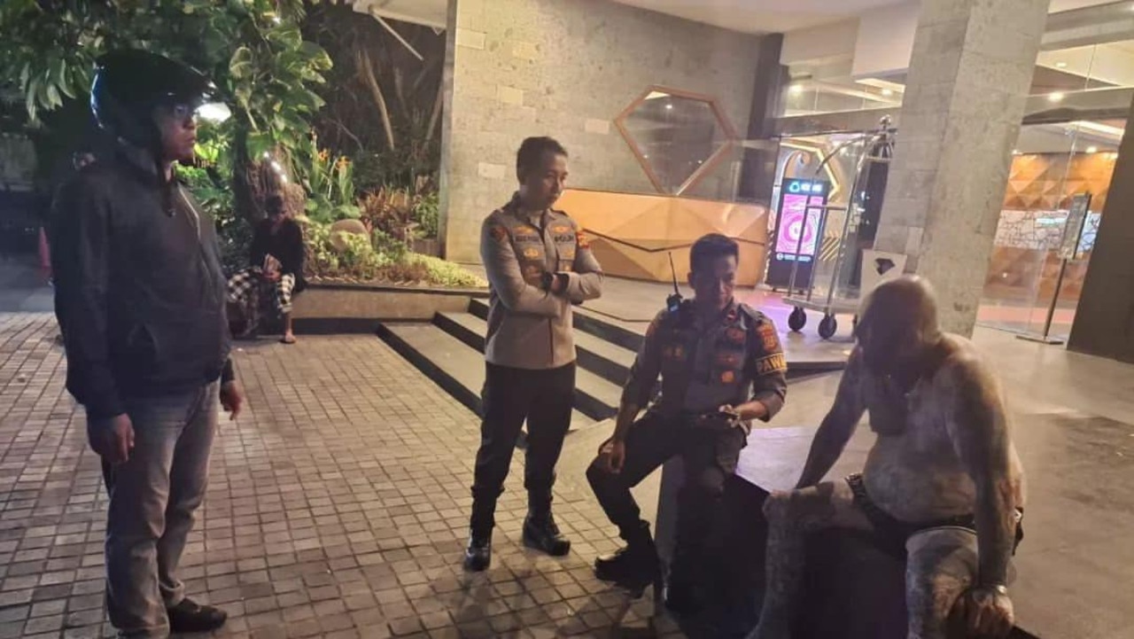 Police speaking with Mr Barry last week. Picture: Facebook/Denpasar Viral