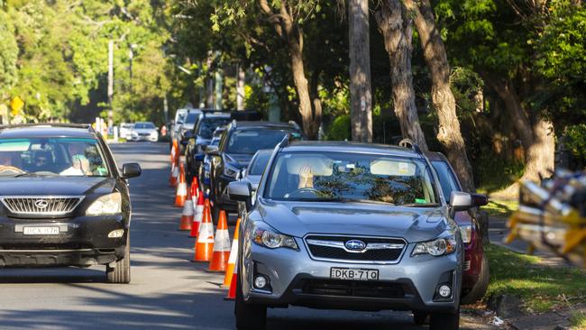 Cars are seen lining up at a COVID-19 pop-up testing drive-thru station in Avalon on December 18, 2020 in Sydney, Australia. (Photo by Jenny Evans/Getty Images)