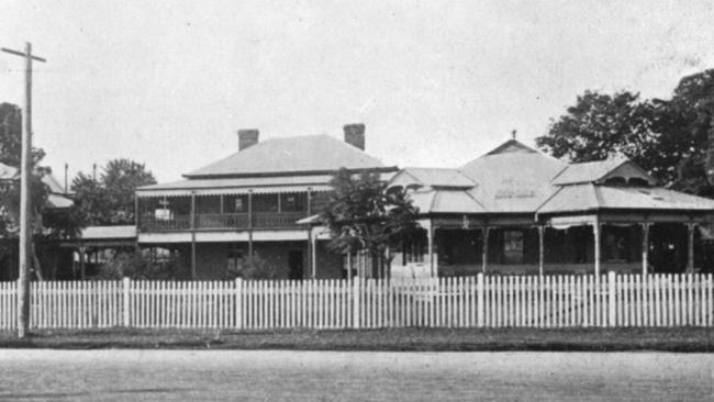 Grafton Base Hospital  front entrance, circa 1932. See Ward (Womens) is on the right.