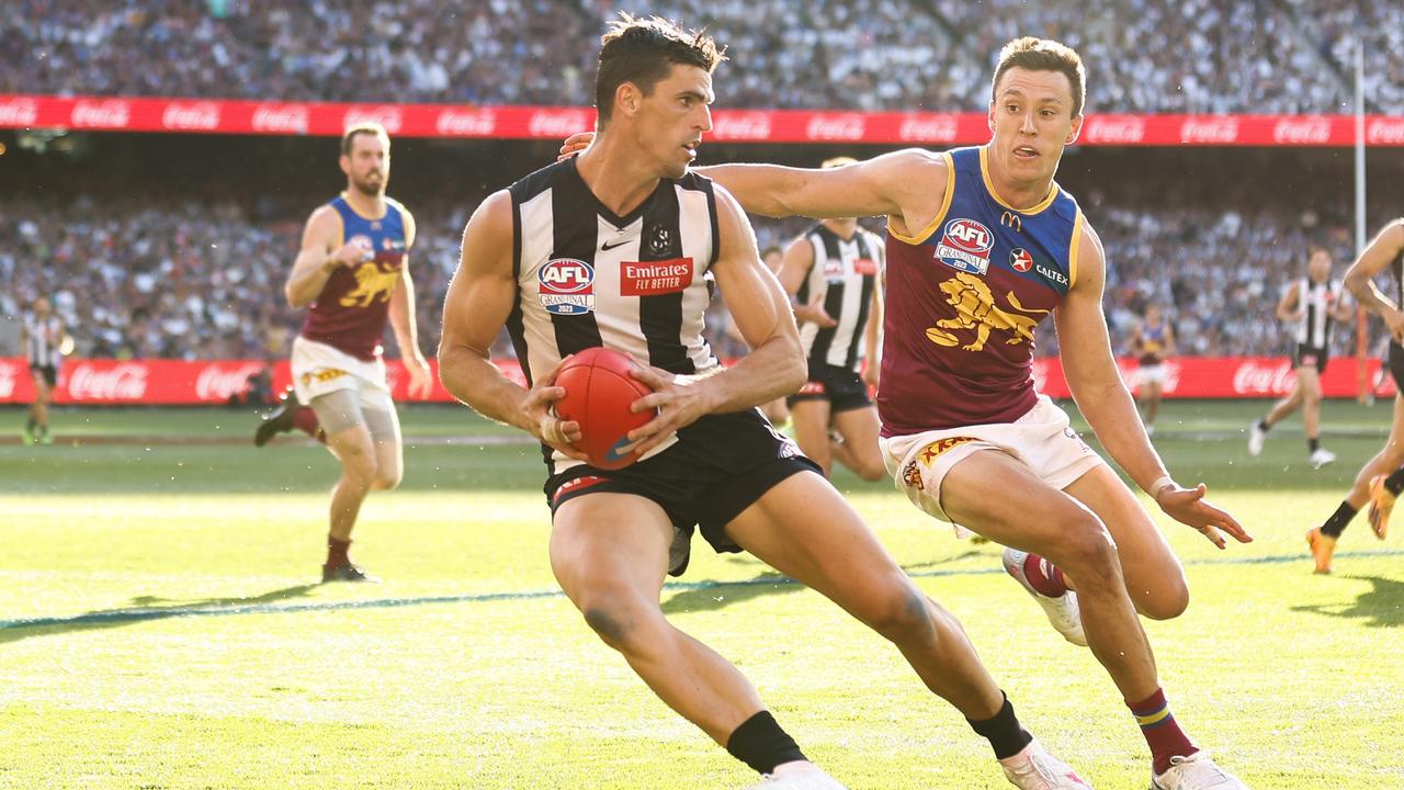 MELBOURNE, AUSTRALIA - SEPTEMBER 30: Scott Pendlebury of the Magpies evades Hugh McCluggage of the Lions during the 2023 AFL Grand Final match between the Collingwood Magpies and the Brisbane Lions at the Melbourne Cricket Ground on September 30, 2023 in Melbourne, Australia. (Photo by Michael Willson/AFL Photos via Getty Images)