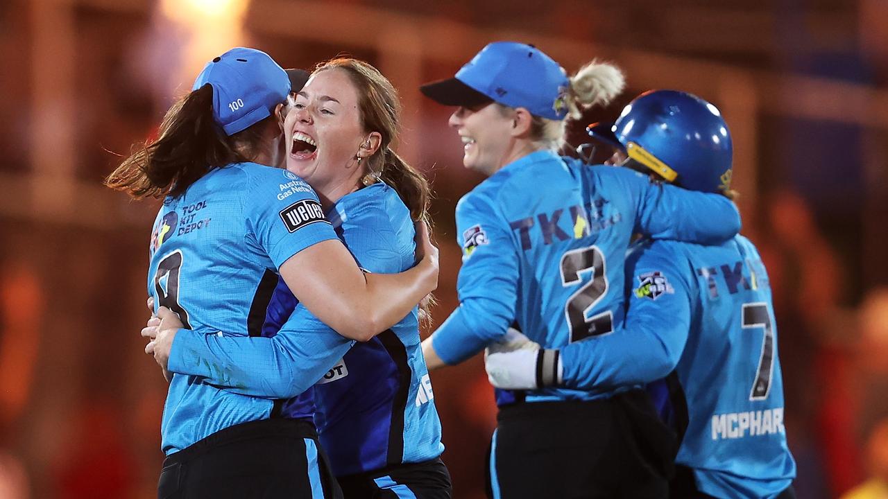 Tahlia McGrath and Amanda-Jade Wellington of the Strikers. Photo by Mark Kolbe/Getty Images