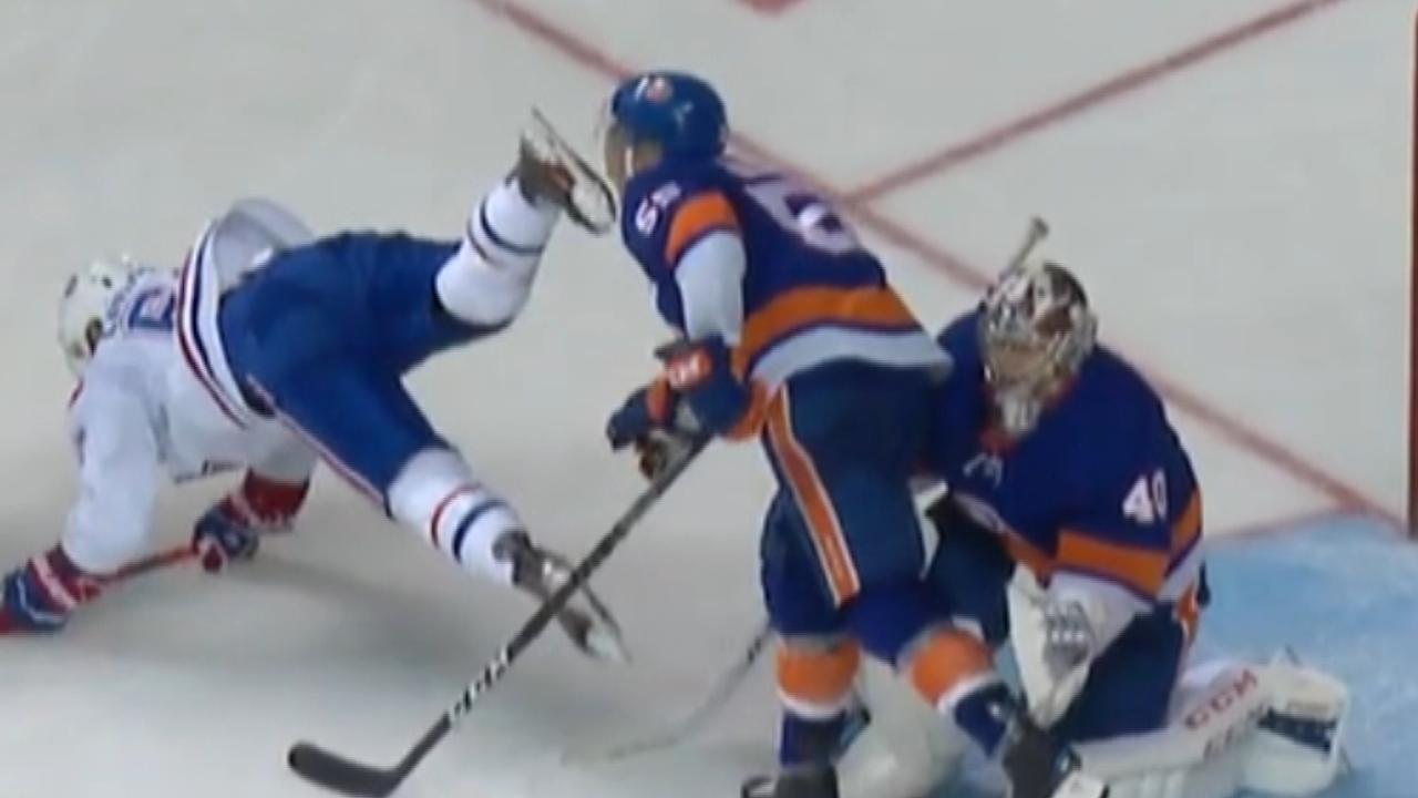hoki es, New York Islanders v Montreal Canadiens, polisi Johnny Boychuk meluncur ke muka