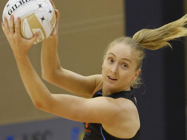 SUNSHINE COAST, AUSTRALIA - AUGUST 21: Maddie Hay of the Giants controls the ball during the Preliminary Final Super Netball match between the GWS Giants and West Coast Fever at University of Sunshine Coast, on August 21, 2021, in Sunshine Coast, Australia. (Photo by Glenn Hunt/Getty Images)