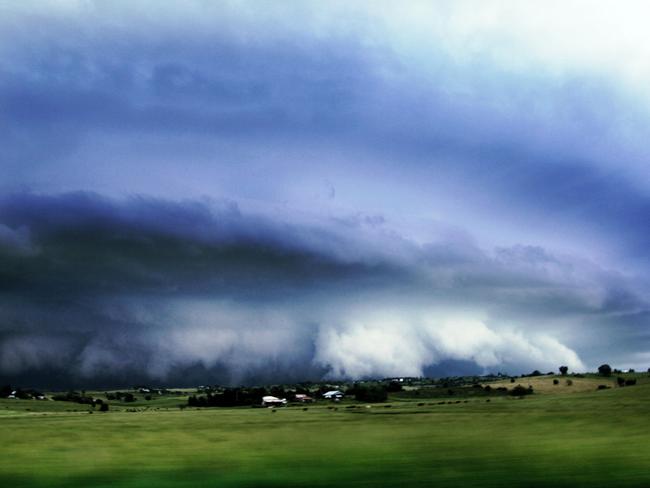 Feb 15, 2010.Mature phase of supercell thunderstorm which prompted a severe thunderstorm Warning for Logan City and surrounds - Fassifern Valley, SE Queensland.