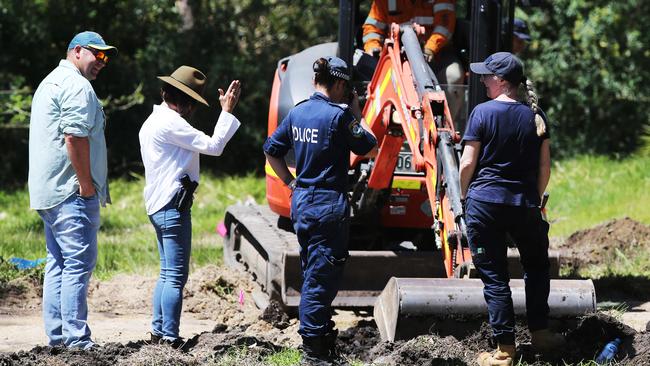 Officer in charge of Strike Force Arapaima Detective Sergeant Kristi Faber (white shirt) and Dr Penny McCardle (right) at the latest dig at Nords Wharf. Picture: NCA NewsWire / Peter Lorimer.