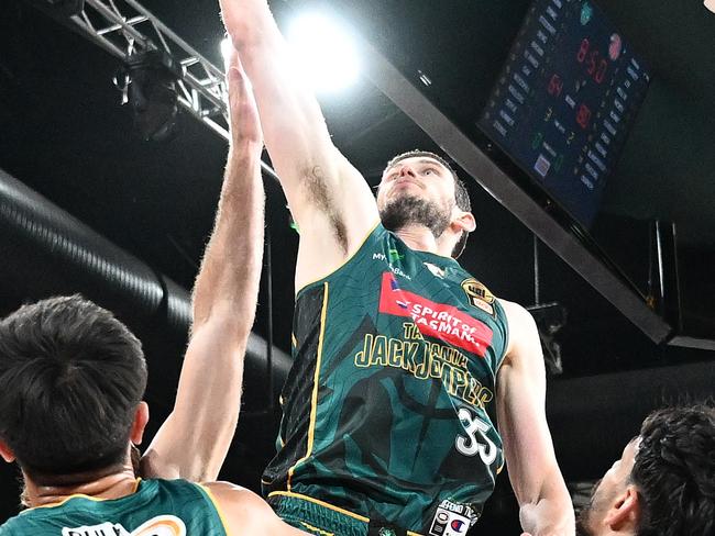 HOBART, AUSTRALIA - JANUARY 30: Clint Steindl of the Jackjumpers drives to the basket during the round 19 NBL match between Tasmania Jackjumpers and Illawarra Hawks at MyState Bank Arena, on January 30, 2025, in Hobart, Australia. (Photo by Steve Bell/Getty Images)