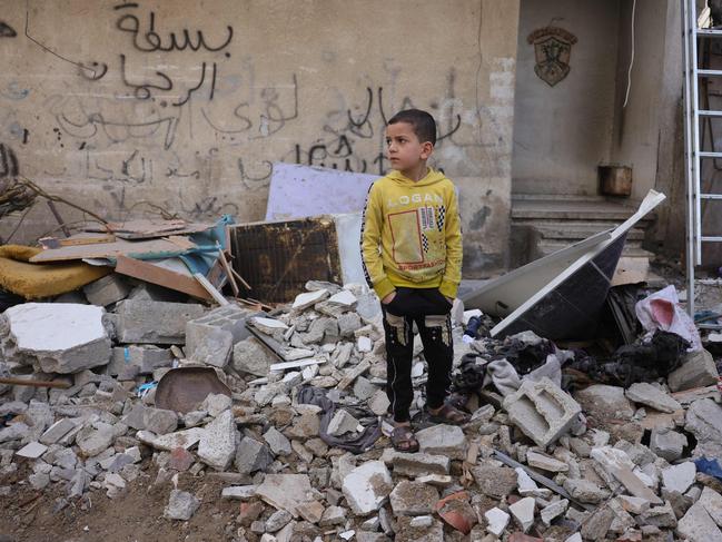 A Palestinian boy looks at the destruction as he stands amid the debris following overnight Israeli strikes on a residential area in Jabalia's southwestern district of Nazla in the northern Gaza Strip on April 16, 2025. Israel resumed its intense military offensive in the Palestinian territory after a ceasefire deal that came into effect on January 19 fell apart two months later over differences regarding its next phase. Hundreds of thousands of people have since been displaced. (Photo by BASHAR TALEB / AFP)