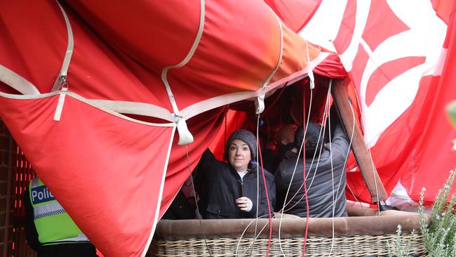 A Global Ballooning company’s hot air balloon crashes into a backyard in Faircroft Ave, Glen Iris. Picture: Alex Coppel