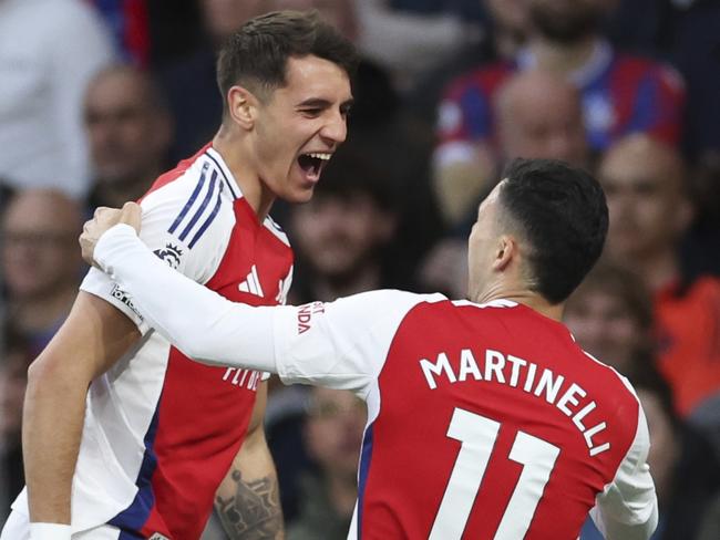 Arsenal's Jakub Kiwior, center, celebrates with Arsenal's Gabriel Martinelli after scoring his sides first goal during the English Premier League soccer match between Arsenal and Crystal Palace at Emirates stadium in London, Wednesday, April 23, 2025. (AP Photo/Ian Walton)