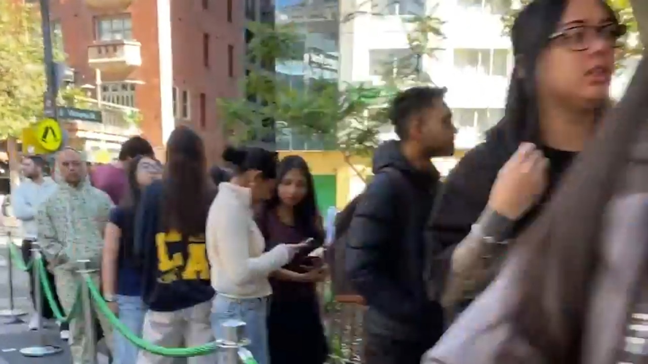Massive queues as Wingstop opens first Aussie store