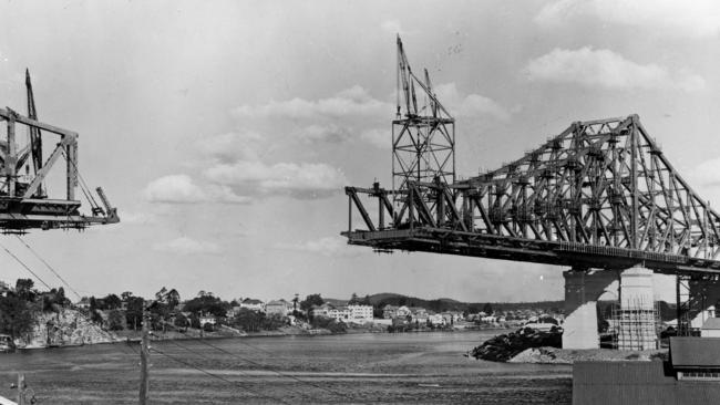 The Story Bridge under construction in the late 1930s.