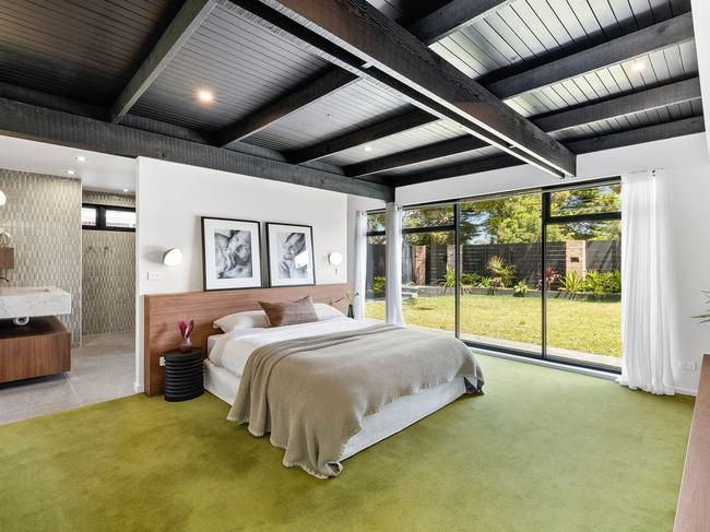 The couple will pay their former builder a substantial sum to settle a case against them, after they refused to pay a $108k bill on their renovation project.