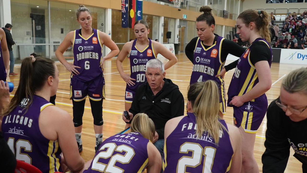 Melbourne Boomers talking with coach Chris Lucas