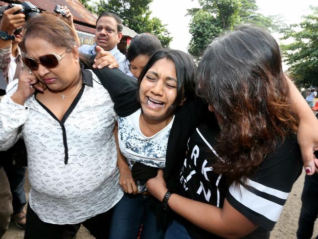 Agony ... Brintha Sukumaran breaks down as she arrives at Nusakambangan Port to visit her brother. Pic: Adam Taylor