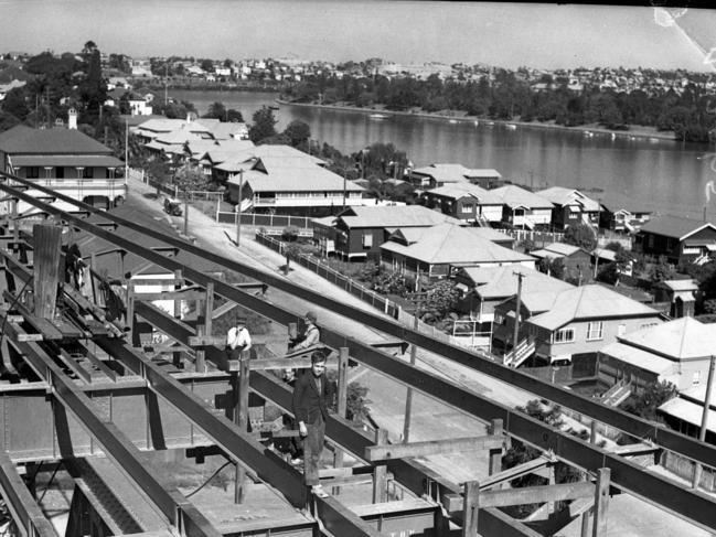 The Story Bridge under construction in 1937