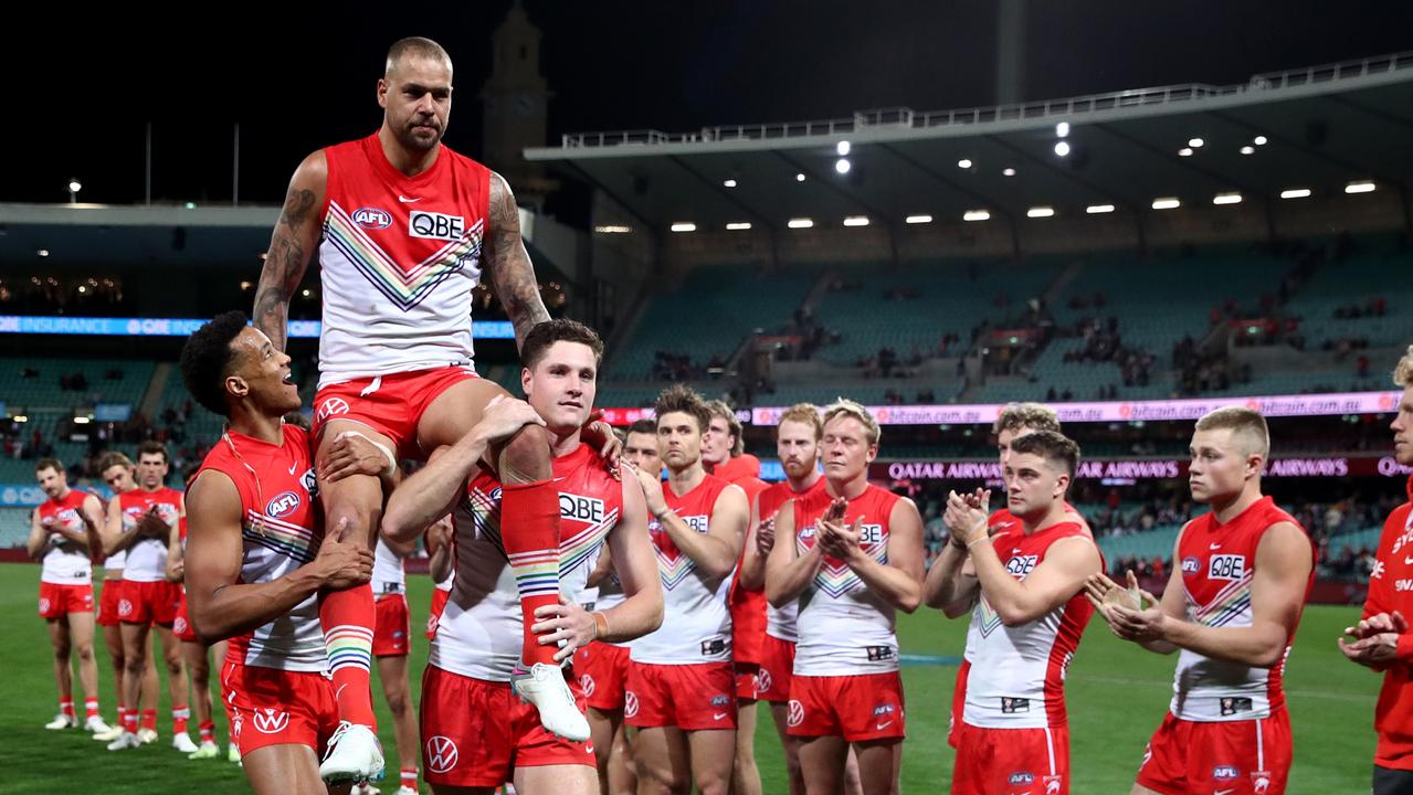 : Lance Franklin of the Swans is chaired off the field after playing his 350th game . (Photo by Jason McCawley/Getty Images)