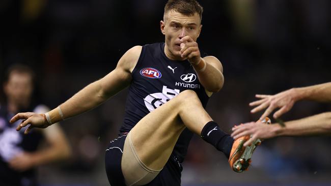 Patrick Cripps drives the Blues into attack in the last quarter. Picture: Michael Klein