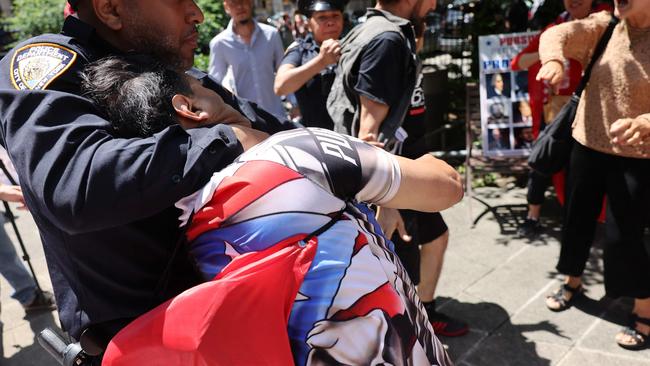 Supporters of former U.S. President Donald Trump and a counter protester are separated by NYPD officers. Picture: Michael M. Santiago / GETTY IMAGES NORTH AMERICA / Getty Images via AFP)