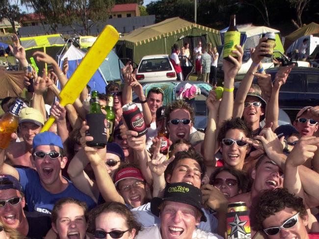 D/IStudents youth school leavers during schoolies activities at Victor Harbor Caravan and Holiday Centre 22 Nov 2002.