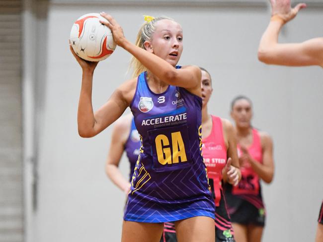 Oakdale GA Kayla Howes in action during round one. Picture: On the Ball Media/Netball SA