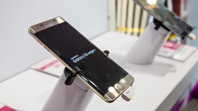 NEW YORK, NY - AUGUST 21: The new Samsung Galaxy S6 Edge sits on display in a store on August 21, 2015 in New York, United States. Samsung released two new phones for sale today: the Galaxy Note 5 and the Galaxy S6 Edge. Andrew Burton/Getty Images/AFP == FOR NEWSPAPERS, INTERNET, TELCOS & TELEVISION USE ONLY ==