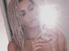 Kim kardashian Bathroom selfie instagram