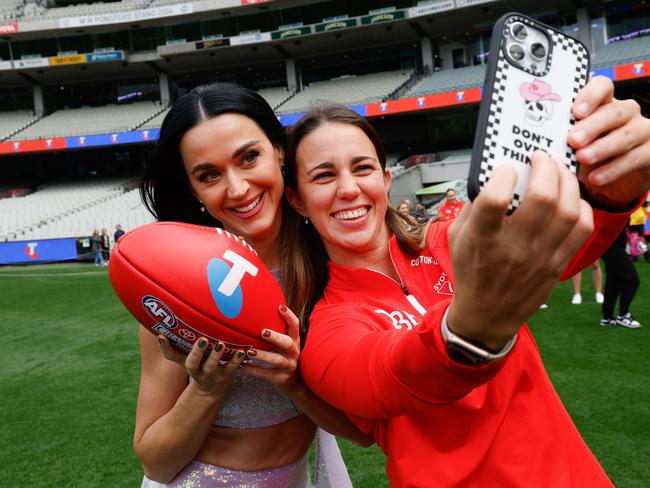 Chloe Molloy of the Sydney Swans takes a selfie with Katy Perry. Picture: Getty Images