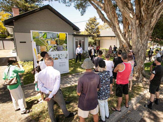 16/12/23. The Sunday Telegraph. Property.Pagewood, Sydney NSW, Australia.Pictures from the auction of 11, Monash Gardens in Pagewood as auctioneer Alex Patter brings down the gavel on the sale.Picture: Julian Andrews