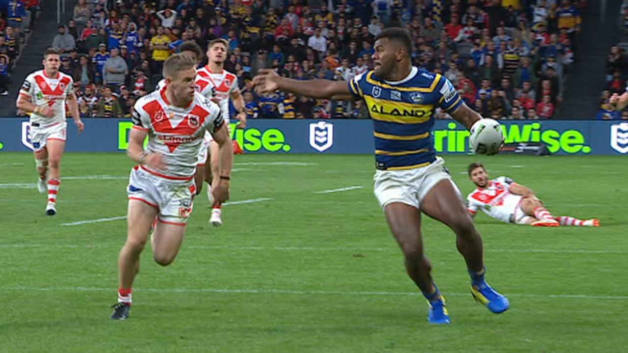 Sivo teases Dufty with the ball