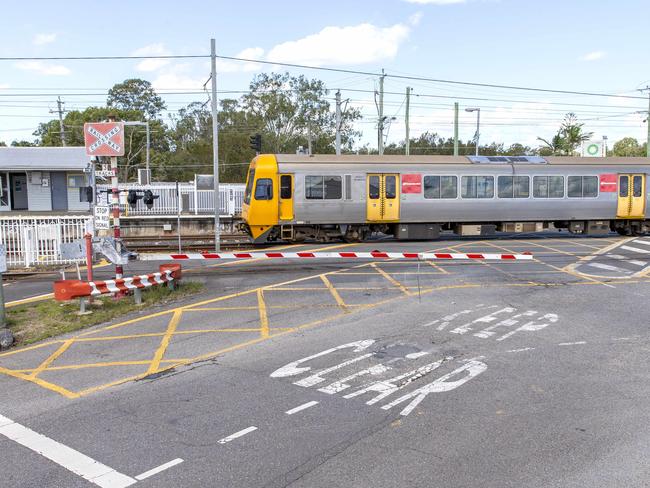 Railway crossing of Lindum Road, North Road, Kianawah Road and Sibley Road next to Lindum Railway Station, Thursday, April 4, 2019 (AAP Image/Richard Walker)