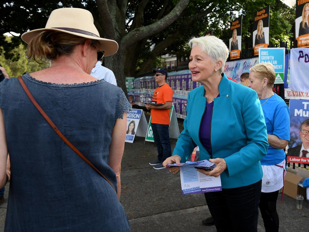 Dr Phelps is handing out how-to-vote cards in Bellevue Hill. Photo: Dan Himbrechts