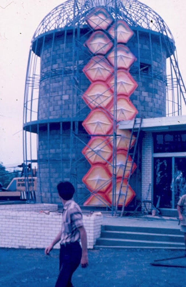 The moulds for the fibreglass skins which surrounded the pineapple were made by WC Prongers, at Gympie. The moulds still exist.