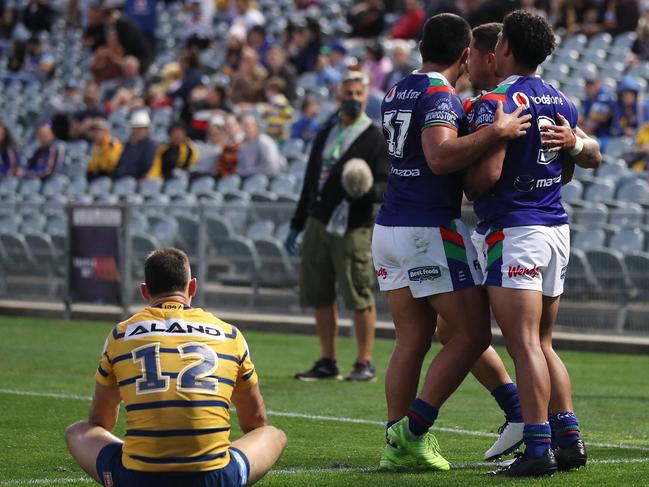 GOSFORD, AUSTRALIA - SEPTEMBER 06: Hayze Perham of the Warriors celebrates after scoring a try during the round 17 NRL match between the New Zealand Warriors and the Parramatta Eels at Central Coast Stadium on September 06, 2020 in Gosford, Australia. (Photo by Mark Kolbe/Getty Images)