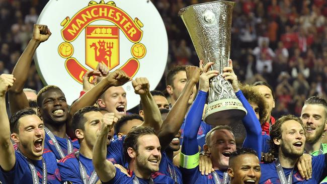 United's Wayne Rooney lifts the trophy