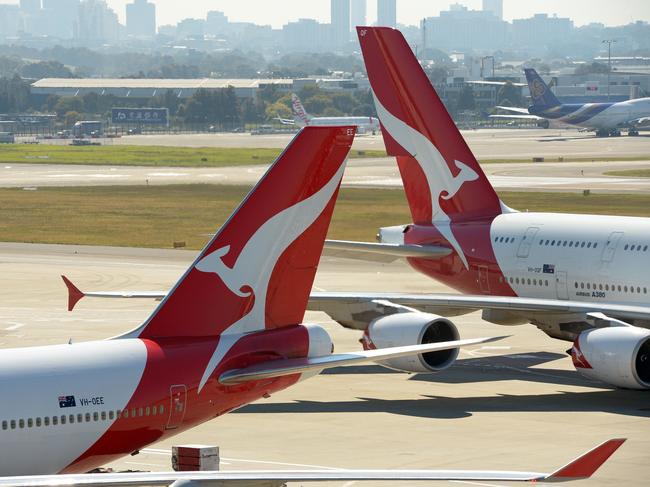 (FILES) A file photo taken on August 28, 2013, shows Qantas aircrafts on the tarmac at Sydney's International Airport. Struggling Australian flag carrier Qantas on August 28, 2014, posted a huge annual net loss of 2.65 billion USD, but chief executive Alan Joyce insisted clearer skies lie ahead. AFP PHOTO/FILES/GREG WOOD