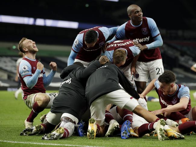 LONDON, ENGLAND - OCTOBER 18: Manuel Lanzini of West Ham United celebrates with teammates after scoring his team's third goal during the Premier League match between Tottenham Hotspur and West Ham United at Tottenham Hotspur Stadium on October 18, 2020 in London, England. Sporting stadiums around the UK remain under strict restrictions due to the Coronavirus Pandemic as Government social distancing laws prohibit fans inside venues resulting in games being played behind closed doors. (Photo by Matt Dunham - Pool/Getty Images)