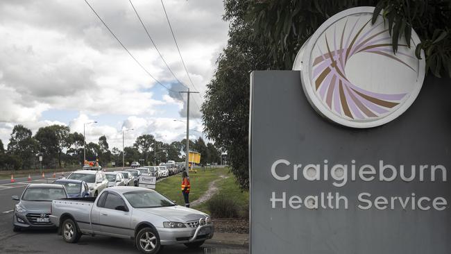 Cars are seen queuing up outside a COVID-19 testing site at Craigieburn Health in Melbourne. (AAP Image/Daniel Pockett)