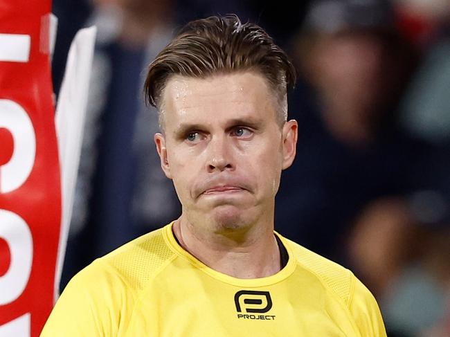 ADELAIDE, AUSTRALIA - APRIL 06: Umpire Nick Foot calls for a score review during the 2024 AFL Round 04 match between the Western Bulldogs and the Geelong Cats at Adelaide Oval on April 06, 2024 in Adelaide, Australia. (Photo by Michael Willson/AFL Photos via Getty Images)