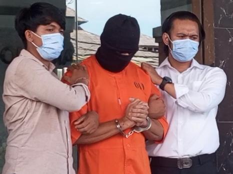 An Australian man could face a death sentence after allegedly trying to smuggle 1.8kg of cocaine into Bali. Lamar Aaron Ahchee, 43, was arrested last Thursday in Tibubeneng, North Kuta, after police intercepted two packages containing the drug. Picture: 7 News